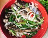 Hình bước làm 2 của món Cá hấp cuốn rau sống