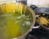 Foto del passaggio 6 della ricetta Spaghetto quadrato con crunch di funghi e nocciole in crema di pecorino abruzzese
