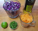 Foto del paso 1 de la receta: Ensalada de col morada con zanahoria