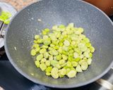 Foto del paso 2 de la receta: Risotto de habas, ajos tiernos y langostinos 🫛 🦐 🫛