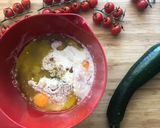 Une image de l'étape 1 de Cake courgette tomate cerise mozzarella.