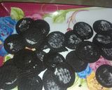 A picture of step 1 of 3 layers Oreo dessert.