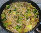 Foto del paso 10 de la receta: Brócoli, arroz, pollo y champiñones aromatizado con salsa de soja
