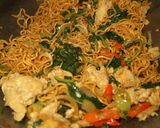 Foto langkah ke 6 dari resep Mie Goreng Bayam.