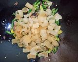 Foto langkah ke 3 dari resep Sambel Goreng Cecek Pedas.