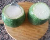 Foto del paso 2 de la receta Calabacines rellenos de pollo y ciruelas