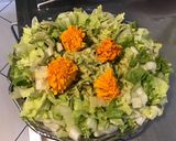 Une image de l'étape 7 de Salade de courgettes râpées,scarole et tagetes (sauce curry).