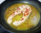 Foto del paso 3 de la receta: Salmón en salsa de naranja con tiras de puerro crujientes
