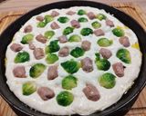 Foto del passaggio 3 della ricetta Focaccia salsiccia e cavoletti di Bruxelles con provola 🐽🥦🧀