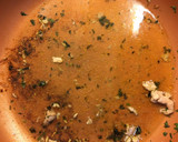 Foto del paso 4 de la receta: Contramuslos de pollo con jugo de limón y cilantro fresco