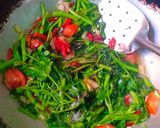Foto langkah ke 3 dari resep Tumis Kangkung Saus Tiram.