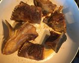 A picture of step 2 of Olives with fish head stew.