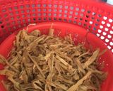 Hình bước làm 2 của món Thịt kho măng khô cuốn bánh tráng (ngày tết)