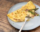 A picture of step 6 of Asparagus, Ham and Blue Cheese omelette.