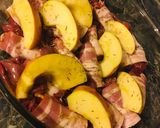 Csirkemáj baconbe tekerve, almával sütve recept fázis 3 fotója