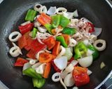 Hình bước làm 2 của món Mực xào sốt xí muội