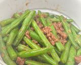 Foto langkah ke 3 dari resep Buncis onseng daging sapi giling.