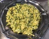 Une image de l'étape 6 de Salade de courgettes râpées,scarole et tagetes (sauce curry).