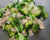 Foto langkah ke 3 dari resep Cah Brokoli Jamur Kancing.
