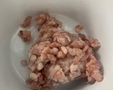 รูปขั้นตอนการทำที่ 2 ของ ไข่เจียวหมูสับใส่มะเขือเทศและผักชี 🌿🍅