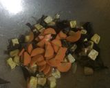 Foto langkah ke 4 dari resep Tumis Tahu dengan Jamur Kuping & Wortel.