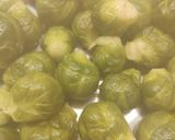 Foto del paso 1 de la receta: Salmón a las hierbas con repollitos de brusela salteados