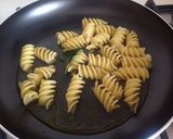 Foto del passaggio 7 della ricetta Fusilloni trafilati in bronzo alla cacio e pepe a modo mio