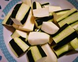 Foto del passaggio 1 della ricetta Pollo ripieno di mele e zucchine