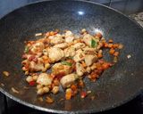 Foto del paso 2 de la receta: Tirabuzones con pollo y algo más