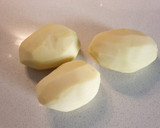 Foto del paso 1 de la receta: Patatas con huevos revueltos