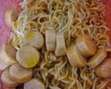Foto langkah ke 5 dari resep Pizza Mie Sosis.