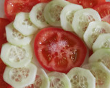 Foto del paso 3 de la receta: Ensalada de tomate y pepino