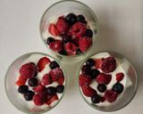 Foto del paso 3 de la receta: 🍋🍓🫐Parfait de yogur al limón con granola y frutos rojos 🫐🍓🍋