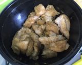 Une image de l'étape 3 de Poulet aux champignons, coriandre et crème de masala.