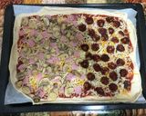 Foto del paso 7 de la receta: Pizza casera 2 sabores (sin reposo)