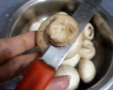 A picture of step 1 of Chilli Mushroom.