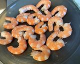 Une image de l'étape 1 de Brochettes de melon aux crevettes épicées et olives vertes.