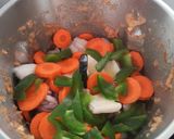 Foto del paso 2 de la receta: Arroz negro caldoso con calamares y verduras en Mambo