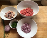 Foto del paso 1 de la receta: Tartar de atún y pulpo con aguacate y mango