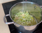 Foto del paso 2 de la receta: Crema fría de puerros y pera