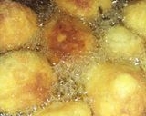Foto langkah ke 4 dari resep Bola-bola kentang isi sosis keju yummy dan mudah (kroket).