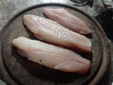 Lomito de armado sobre colchón de cebolla acompañado de torrejas mixtas