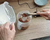 Foto del paso 3 de la receta: Bizcocho de chocolate sin horno sin harina sin lácteos