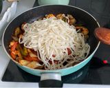 Foto del paso 7 de la receta: Wok de fideos japoneses (udon noodles) (うどん) con langostinos al curry