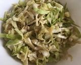 Foto del paso 3 de la receta: Ensalada de col con azúcar moreno