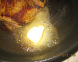 Foto del paso 3 de la receta: Bistec de Res término medio al ajo, mantequilla y romero