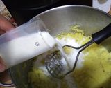 Burgonya tojásos kolbásszal recept fázis 2 fotója
