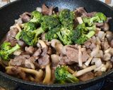Foto langkah ke 6 dari resep Tumis Daging Brokoli Jamur Shimeji.