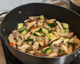 Foto del paso 3 de la receta: Spaghetti con pollo, shiitake y calabacín