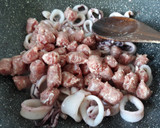 Foto del paso 2 de la receta: Salteado de arroz, calamares y salchichas